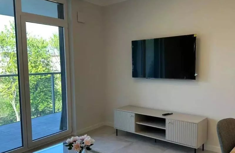 Alquiler a largo plazo de un amplio apartamento de tres habitaciones con aparcamiento en el distrito Włochy de Varsovia