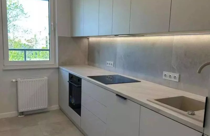Alquiler a largo plazo de un amplio apartamento de tres habitaciones con aparcamiento en el distrito Włochy de Varsovia