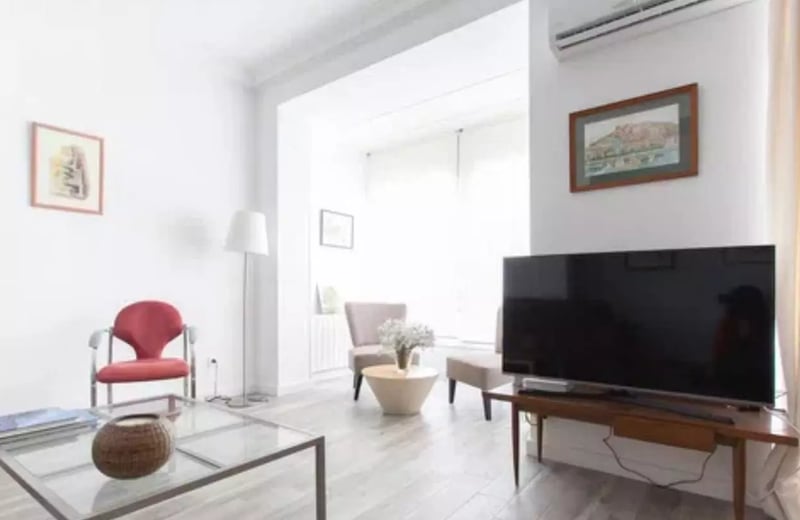 Long-term rental of a bright apartment in the center of Alicante, Spain