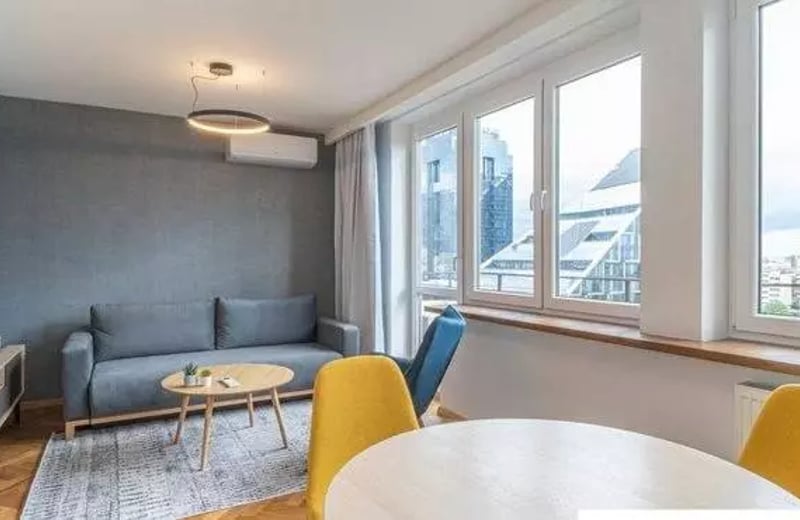 Langzeitmiete einer 2-Zimmer-Wohnung (47 m²) mit Balkon und Klimaanlage in Wola, Warschau, Polen