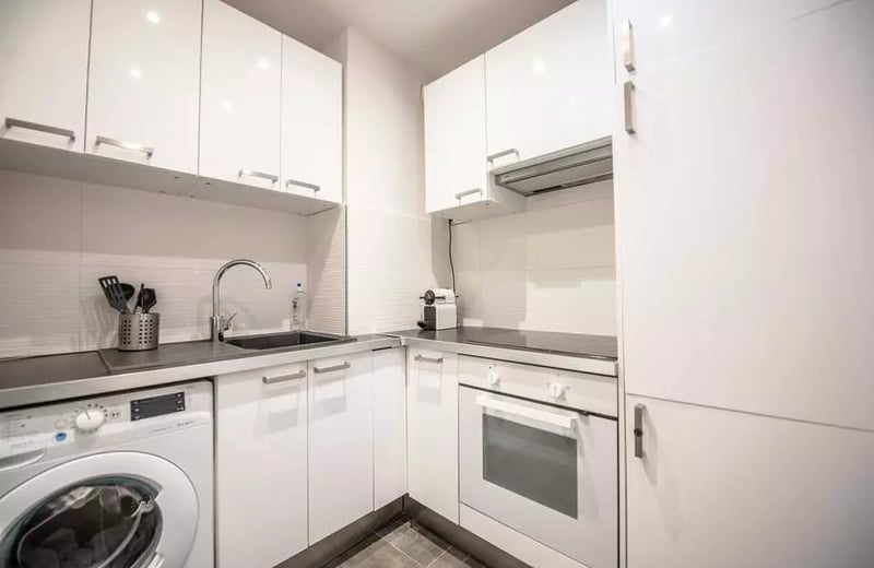 Long-term rental of a 36 m² 2-room apartment with a balcony in the 3rd district of Paris, France