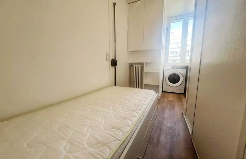 Long-term rental of a renovated 9 m² studio in Paris, France