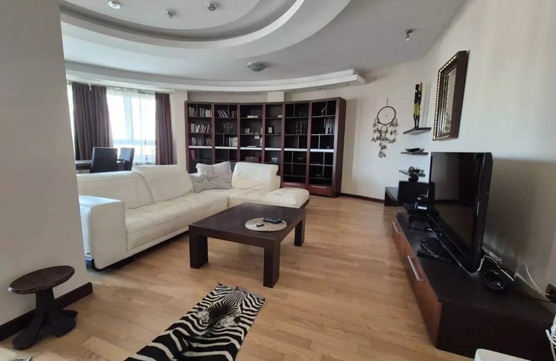Alquiler a largo plazo de piso de 3 habitaciones, 133 m² en Belgrado, Serbia