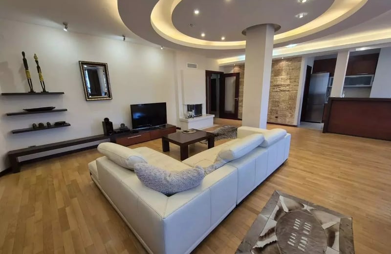 Alquiler a largo plazo de piso de 3 habitaciones, 133 m² en Belgrado, Serbia