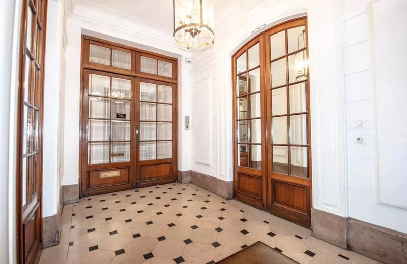 Long-Term Rental – 9 m² Studio in Paris, France