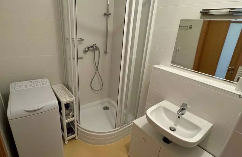 Долгосрочная аренда 1-комнатной квартиры с балконом и гаражом в Нове Место, Братислава, Словакия