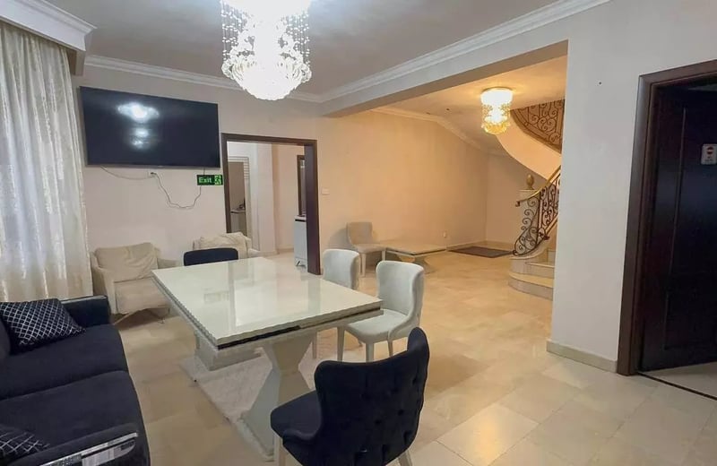 Долгосрочная аренда 4-комнатной виллы 350 м² в Констанца, Румыния