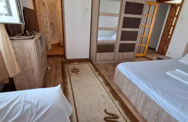 Location longue durée d’un appartement 5 pièces 150 m² à Faleza Nord, Constanța, Roumanie