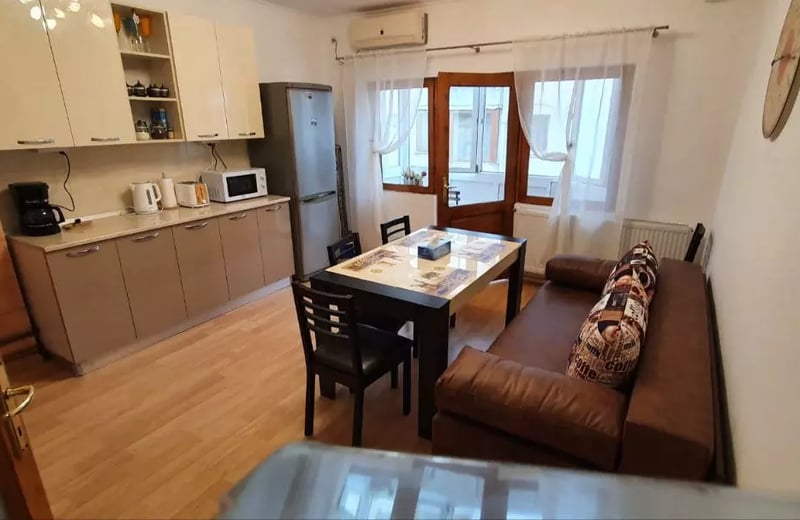 Location longue durée d’un appartement de 3 pièces, 64 m², dans le quartier du Vieux-Port, Constanța, Roumanie