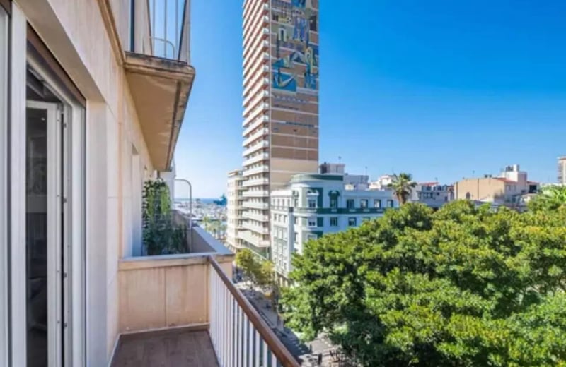 Langfristige Vermietung einer 3-Schlafzimmer-Wohnung, 150 m², in Alicante, Spanien