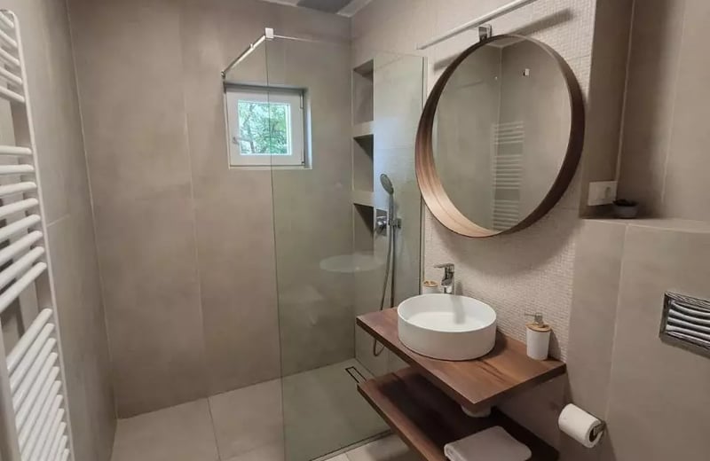 Alquiler a largo plazo de un piso de 3 habitaciones, 74 m², en Constanța, Faleza Nord, Rumanía