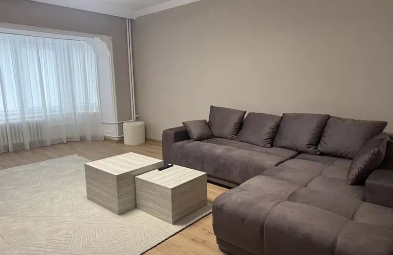 Alquiler a largo plazo de un apartamento de 3 habitaciones, 78 m², Constanza, Rumanía