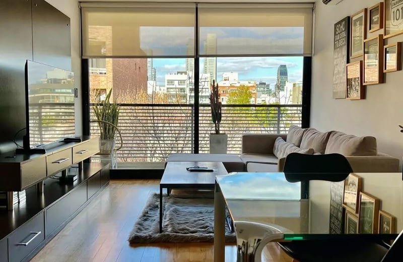 Long-term rental in Buenos Aires: Bright 2-room apartment with amenities and balcony in Palermo Hollywood