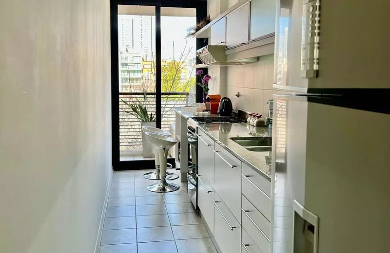 Long-term rental in Buenos Aires: Bright 2-room apartment with amenities and balcony in Palermo Hollywood