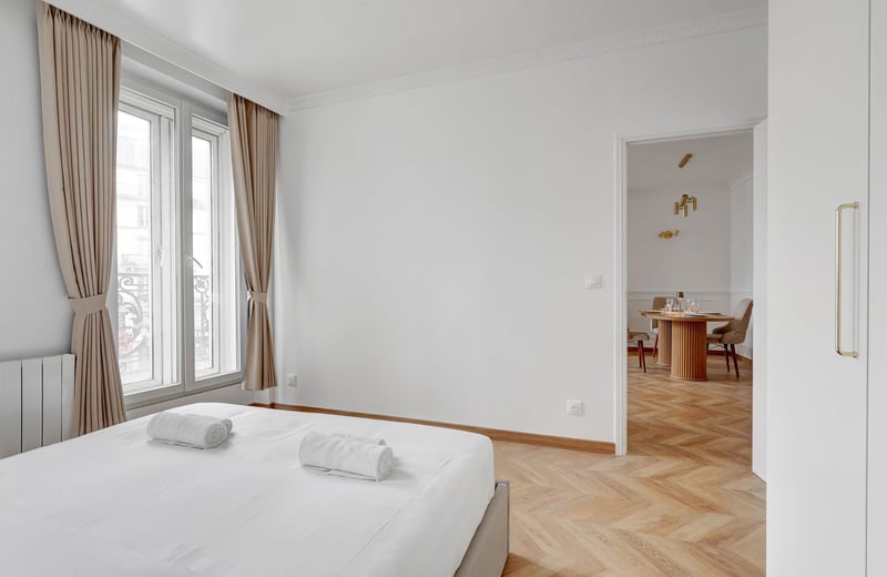 Rent of a modern 2-room apartment, 61 m², with a view of the majestic Porte Saint-Denis, Paris, France