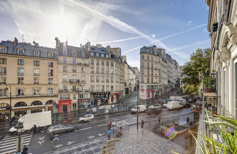 Rent of a modern 2-room apartment, 61 m², with a view of the majestic Porte Saint-Denis, Paris, France