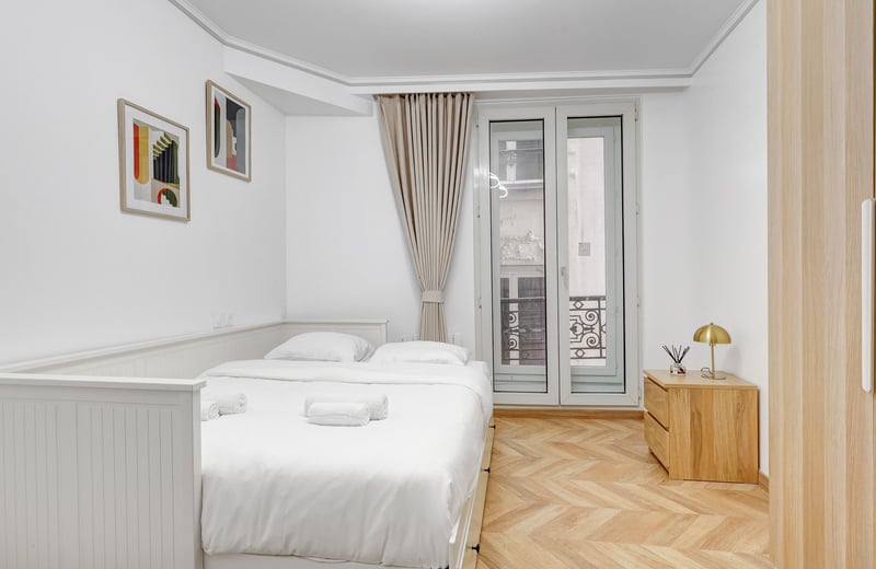 Rent of a modern 2-room apartment, 61 m², with a view of the majestic Porte Saint-Denis, Paris, France