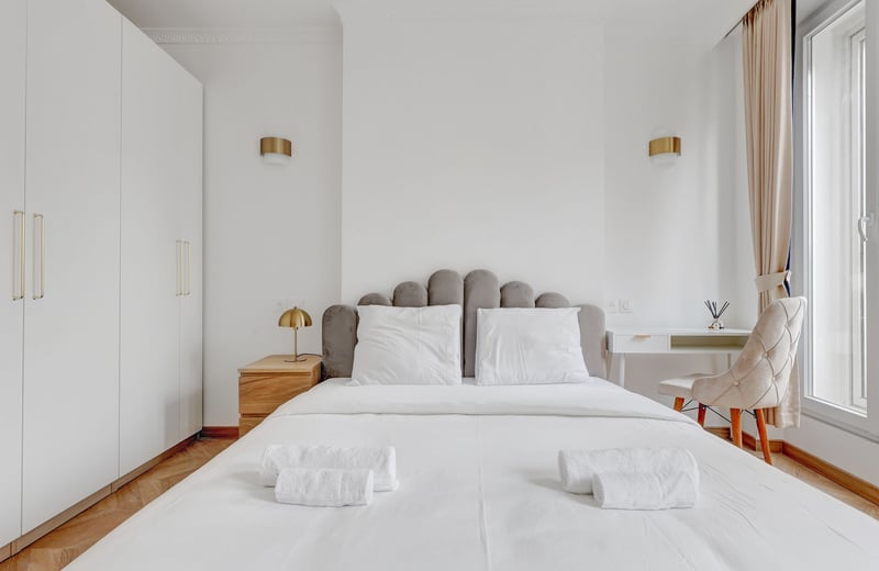 Rent of a modern 2-room apartment, 61 m², with a view of the majestic Porte Saint-Denis, Paris, France