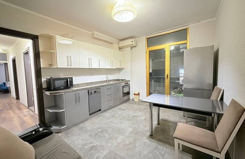 Miete einer großzügigen, modernen Wohnung, 95 m², Batumi, Georgien