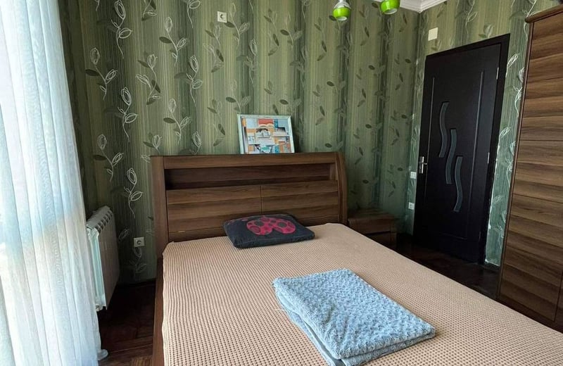 Mieten Sie eine möblierte und geräumige 100 m² Maisonette-Wohnung in Batumi, Georgien