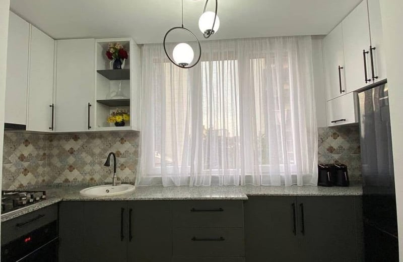 Miete einer großzügigen, möblierten 80 m² Wohnung, Batumi, Georgien