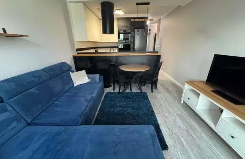Alquiler a largo plazo de un amplio piso de 3 habitaciones con balcón y aire acondicionado en Breslavia, Вроцлаве, Krzyki