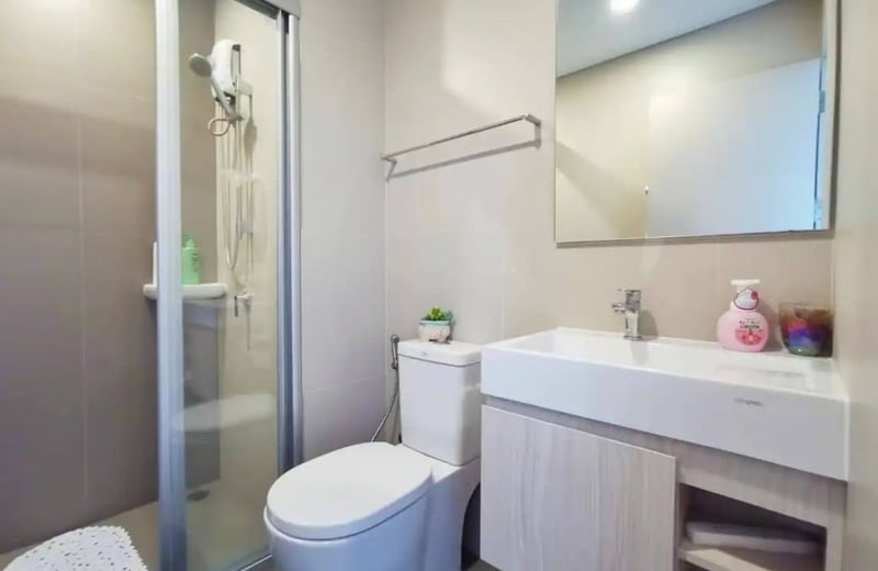 Spacious 2-bedroom apartment rental in Din Daeng district, Bangkok, Thailand