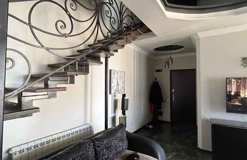 Alquiler de apartamento dúplex luminoso y amplio, 105 m², Batumi, Georgia