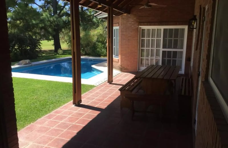 Загородный дом с видом на гольф поле в La Reserva Cardales