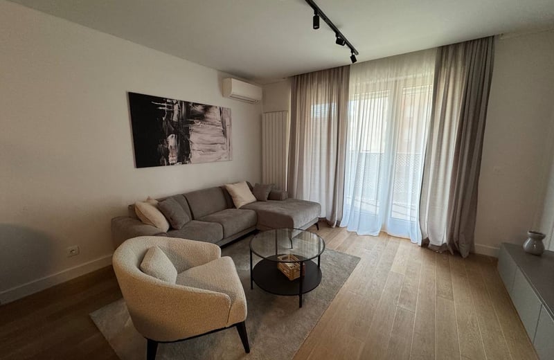 Apartamento moderno 62m² en alquiler en complejo Kennedy Residence, Nuevo Belgrado, Serbia