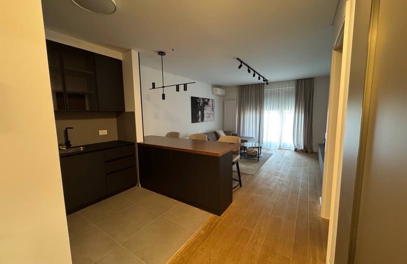 Apartamento moderno 62m² en alquiler en complejo Kennedy Residence, Nuevo Belgrado, Serbia