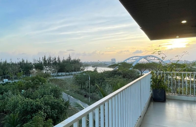 Modern furnished apartment with balcony for rent, 180 m², Da Nang, Vietnam