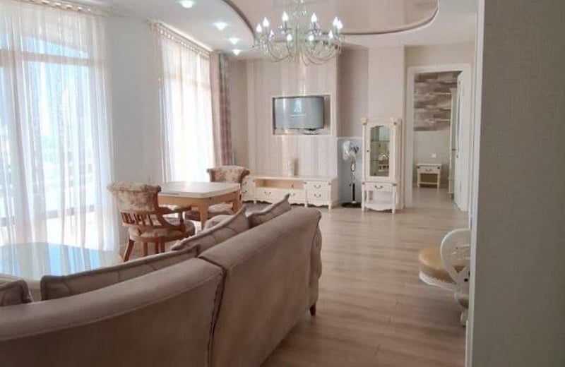 Alquiler de apartamento espacioso 150m² con vistas al mar y al parque, Batumi