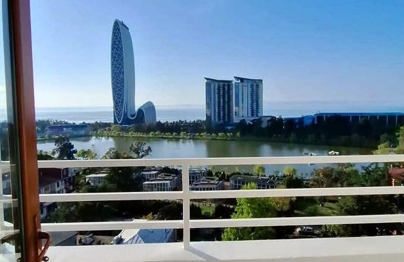 Alquiler de apartamento espacioso 150m² con vistas al mar y al parque, Batumi
