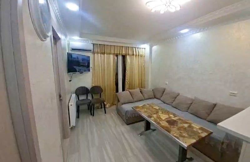 Сдаётся в аренду меблированная квартира (55м²) с видом на горы, Батуми, Грузия