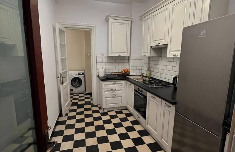 Rent of a comfortable 5-room apartment, 118 m², Old Center, Constanța, Romania