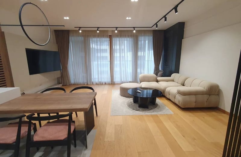 Alquiler de un apartamento espacioso de 3 habitaciones, 92 m², Nuevo Belgrado, Serbia
