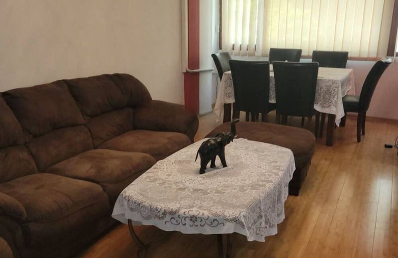 Alquiler de un apartamento luminoso y amueblado de 3 habitaciones, Burgas, barrio Vazrazhdane, Bulgaria