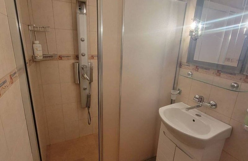 Alquiler de un apartamento luminoso y amueblado de 3 habitaciones, Burgas, barrio Vazrazhdane, Bulgaria