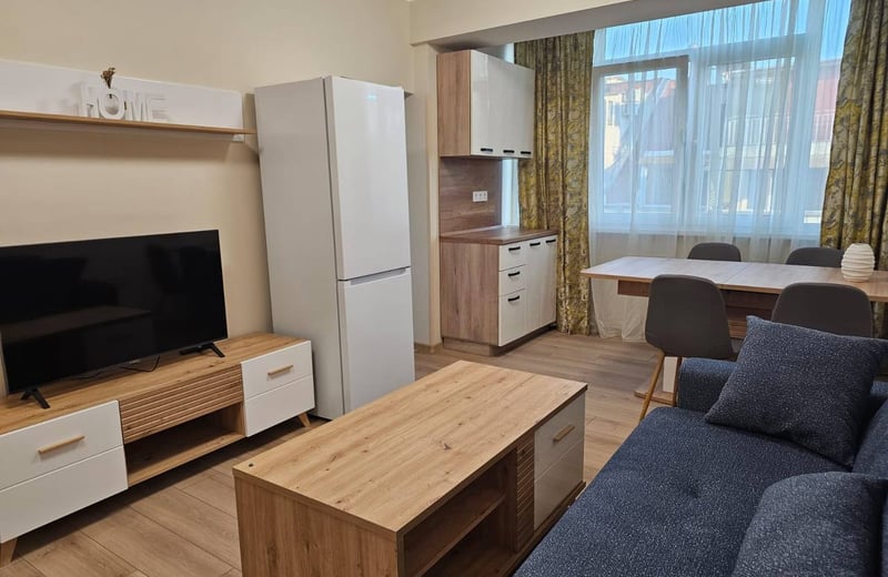 Alquiler de un apartamento luminoso y amueblado de 3 habitaciones, Burgas, barrio Lazur, Bulgaria