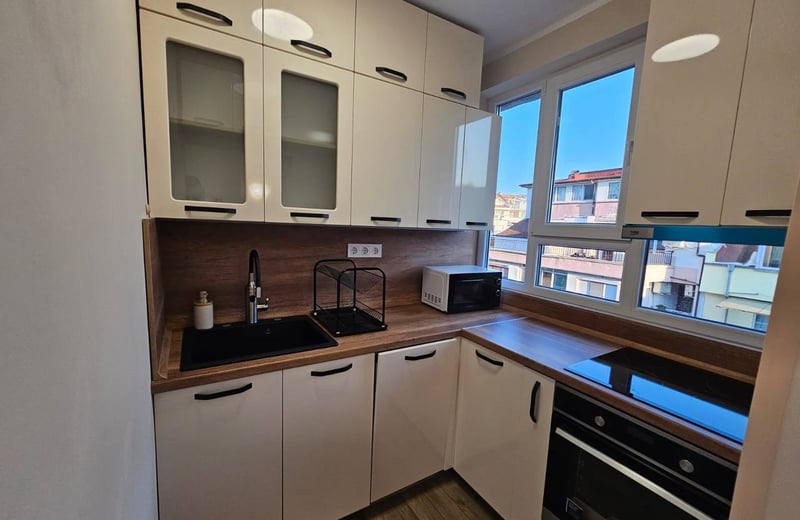 Alquiler de un apartamento luminoso y amueblado de 3 habitaciones, Burgas, barrio Lazur, Bulgaria