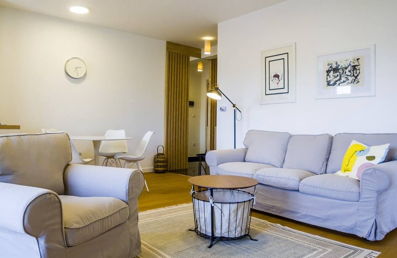 Alquiler de un apartamento luminoso de tres habitaciones de 60 m² con balcón, zona de Voždovac, Belgrado, Serbia