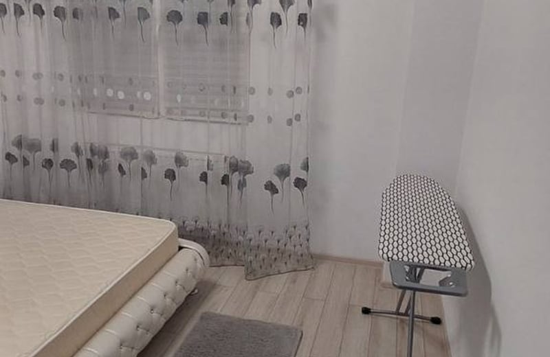 Alquiler de un apartamento amueblado de tres habitaciones con aire acondicionado, Sector 6, Bucarest, Rumanía