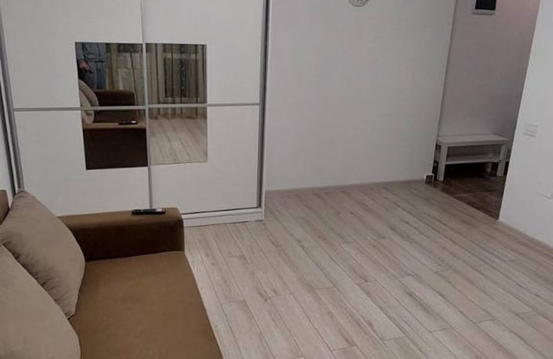 Alquiler de un apartamento amueblado de tres habitaciones con aire acondicionado, Sector 6, Bucarest, Rumanía