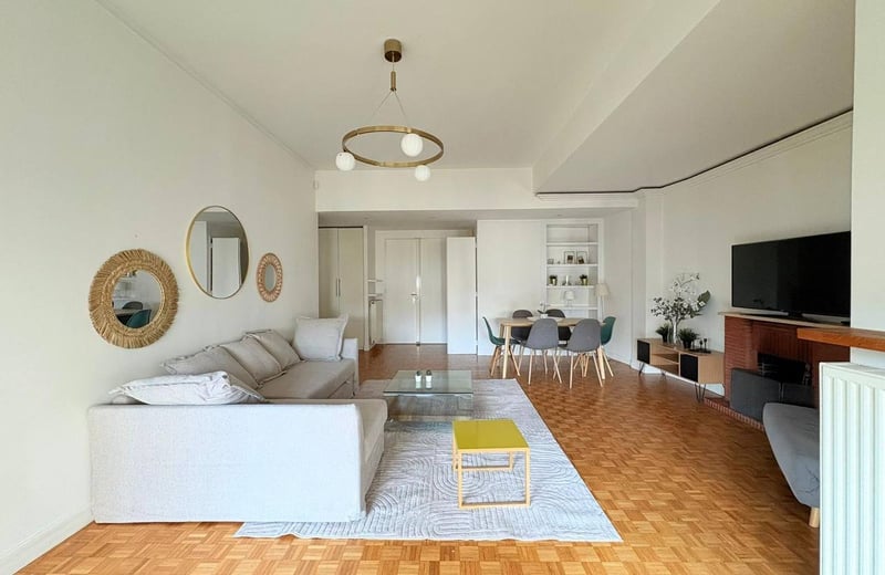 Alquiler de apartamento de tres habitaciones con vista a la Torre Eiffel, 72 m², París, Francia