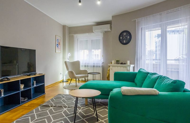 Alquiler de apartamento amplio de dos habitaciones cerca del centro de la ciudad, 67 m², Belgrado, Serbia