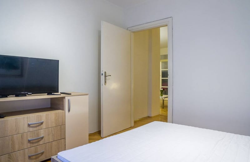 Rent of a bright two-room apartment in the city center, 53 m², Belgrade, Serbia