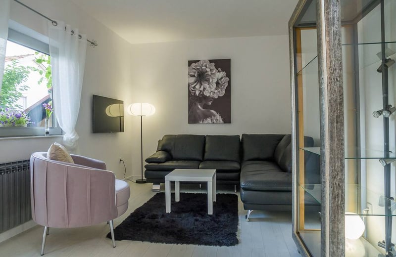 Alquiler de un apartamento luminoso de tres habitaciones cerca de una zona verde, 70 m², Belgrado, Voždovac, Serbia