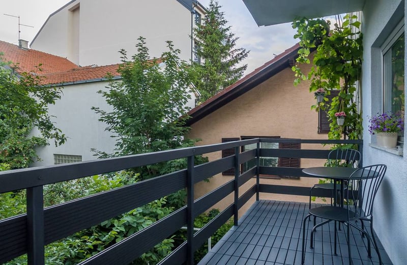 Alquiler de un apartamento luminoso de tres habitaciones cerca de una zona verde, 70 m², Belgrado, Voždovac, Serbia