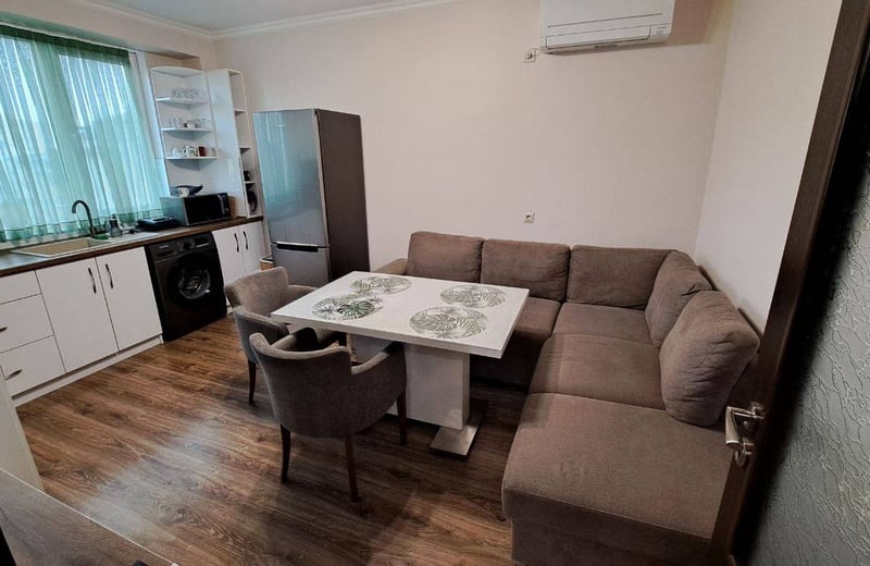 Miete einer geräumigen Dreizimmerwohnung im Stadtzentrum, Burgas, Bulgarien